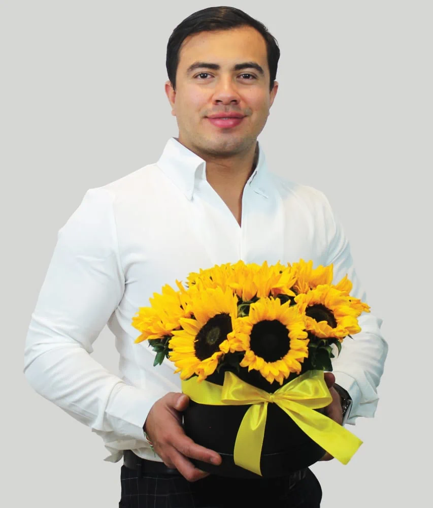 Hombre con ramo de girasoles