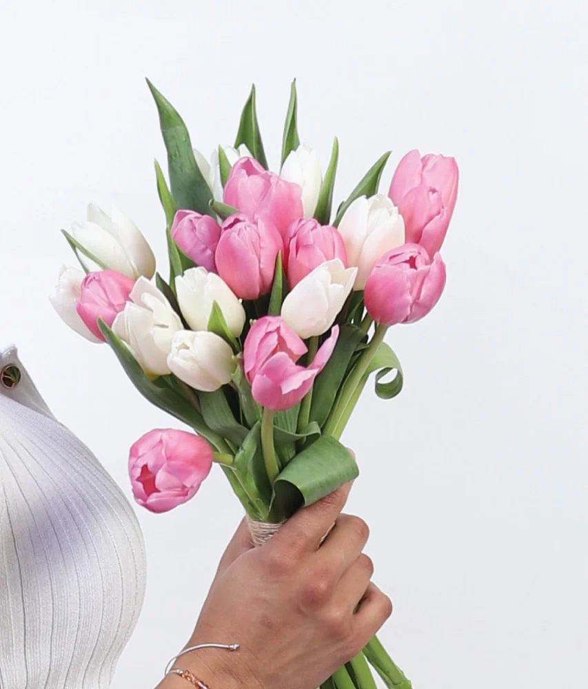 mujer sosteniendo un ramo de tulipanes