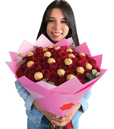 Mujer con ramo de rosas rojas con ferreros