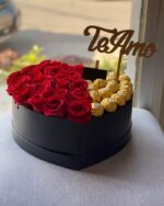 Arreglo de rosas rojas con ferreros