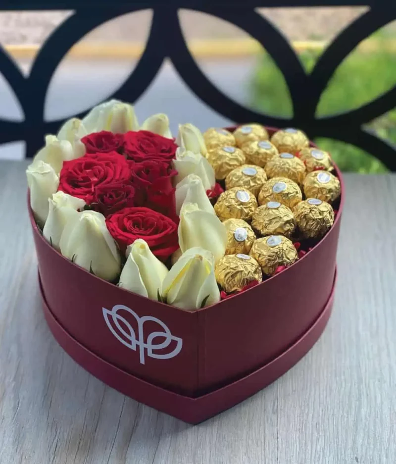 Detalle en forma de corazón con rosas rojas y ferreros