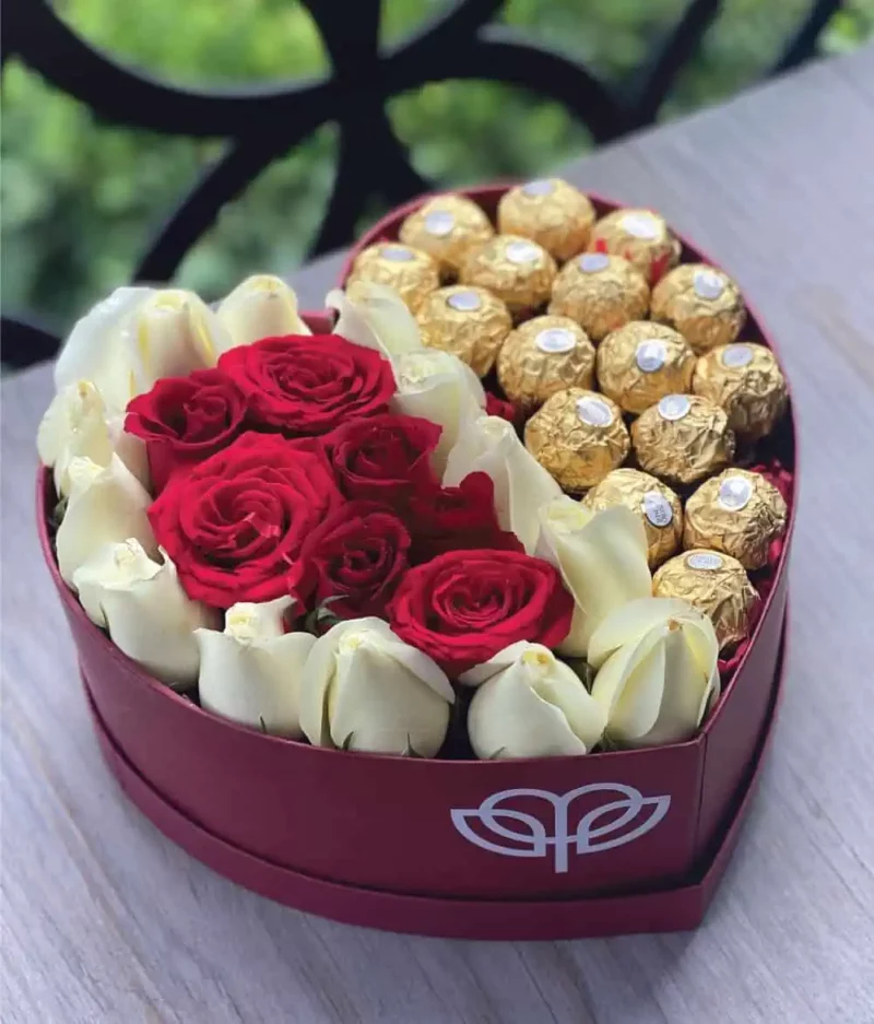 Detalle en forma de corazón con rosas rojas y ferreros