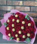 Ramo de rosas rojas con ferreros