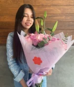 Mujer con ramo de flores rosas de Florerias en CDMX. flores a domicilio CDMX