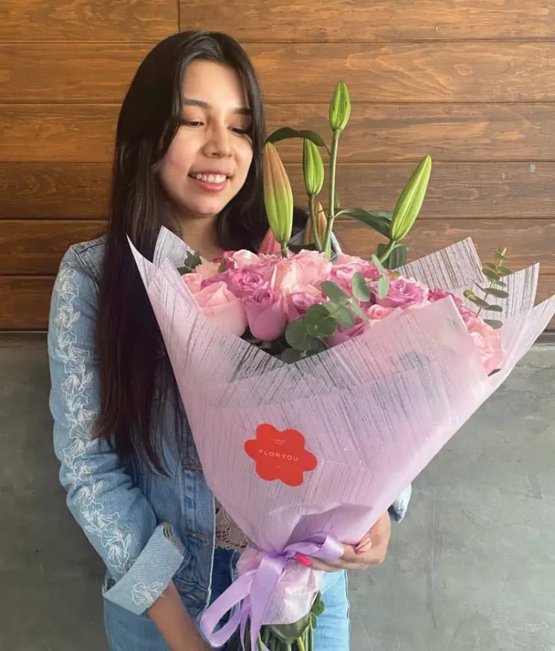 Mujer con ramo de flores rosas de Florerias en CDMX. flores a domicilio CDMX