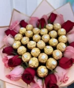 Ramo de ferreros con rosas rojas