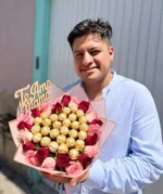 Hombre ramo de ferreros con rosas rojas