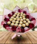 Ramo de ferreros con rosas rojas