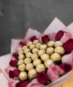 Ramo de ferreros con rosas rojas