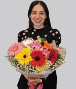 Mujer con ramo de flores de colores