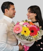 Pareja con ramo flores mixtas