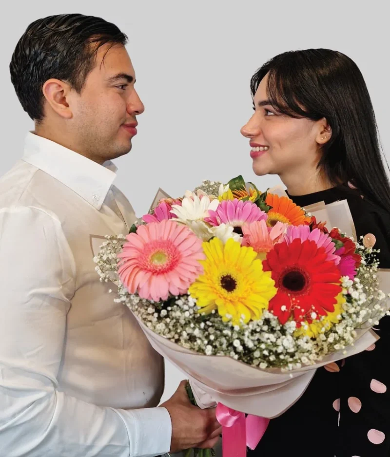 Pareja con ramo flores mixtas