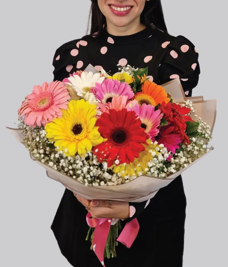 Mujer con ramo de flores de colores