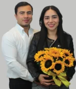 Pareja con ramo de girasoles