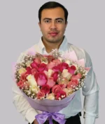 Hombre con ramo de flores rosas