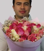 Hombre con ramo de flores rosas