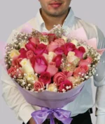 Hombre con ramo de flores rosas