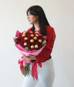 Mujer con ramo de rosas rojas y ferreros