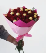 Ramo de rosas rojas con ferreros