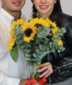 Pareja con ramo de girasoles