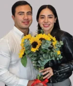 Pareja con ramo de girasoles