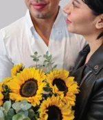 Pareja con girasoles