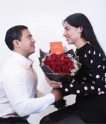 Pareja con ramo de rosas rojas