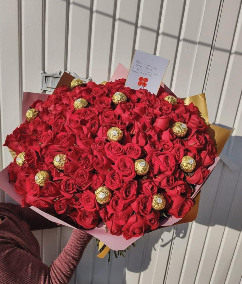 Ramo buchón rosas rojas y ferreros