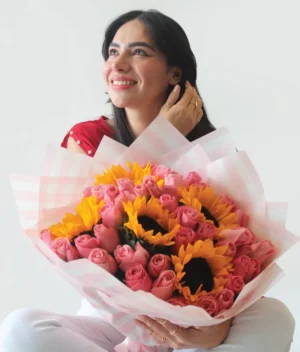 Mujer con ramo de flores de girasoles con rosas rosas