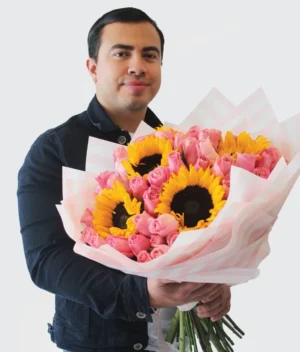Hombre con ramo de flores de girasoles con rosas rosas de Florerias en CDMX. flores a domicilio CDMX