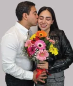 Pareja con ramo de flores del campo