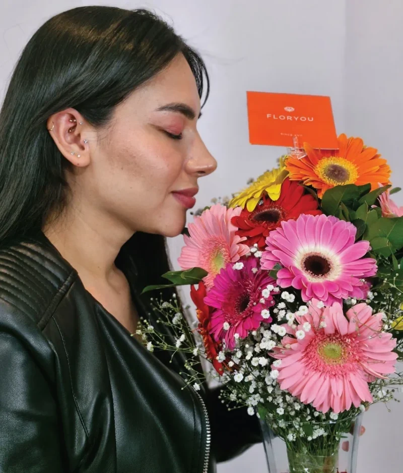 Mujer con flores de campo