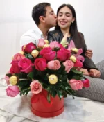 Pareja con ramo de flores rosas