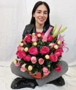 Mujer con ramo de flores rosas