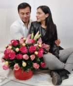 Pareja con ramo de flores rosas