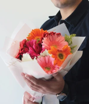 Mujer con ramo de flores de colores