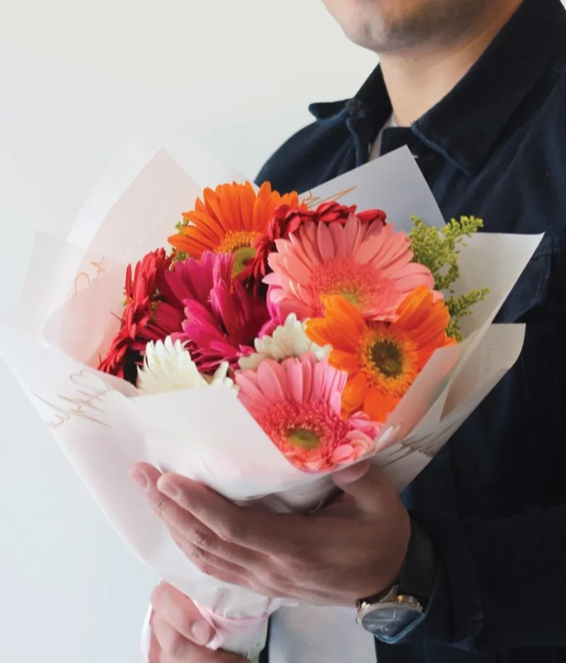 Mujer con ramo de flores de colores