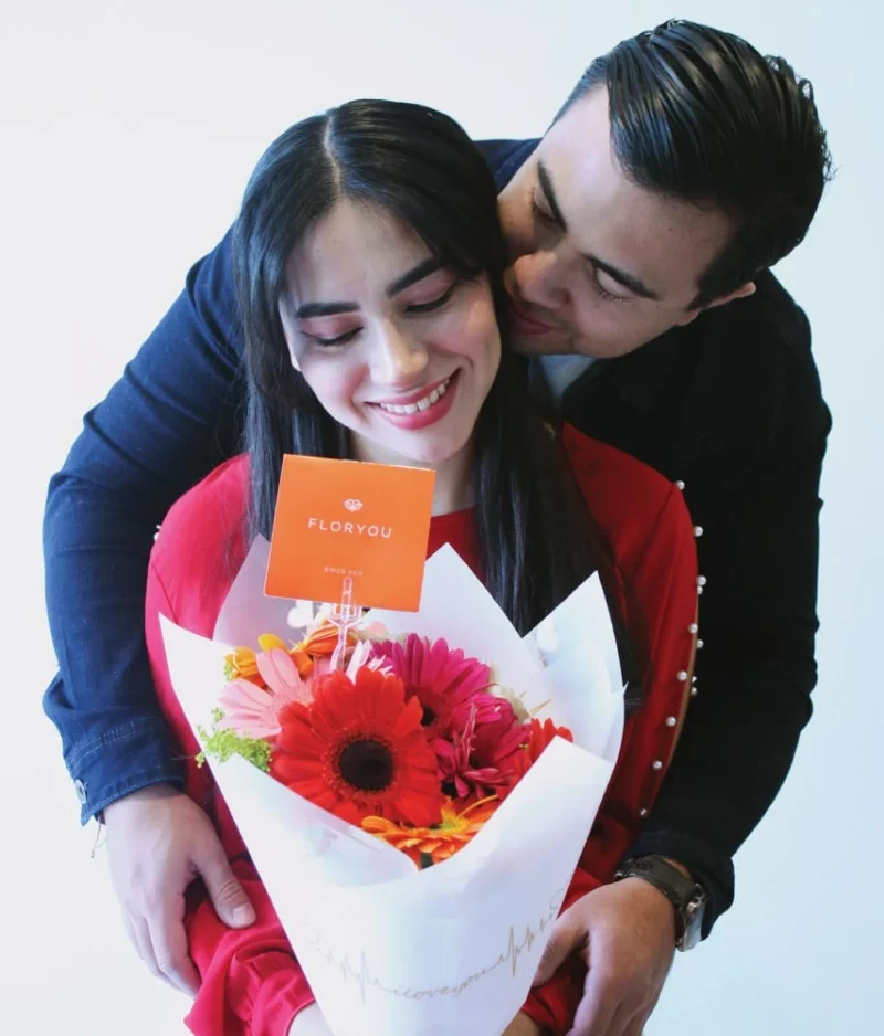 Pareja con ramo de flores de colores