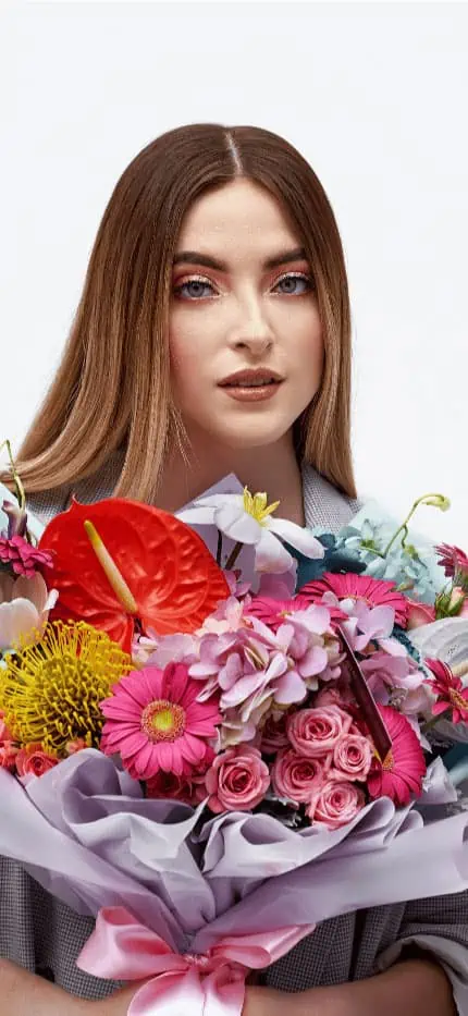 Modelo con ramo de rosas fresca