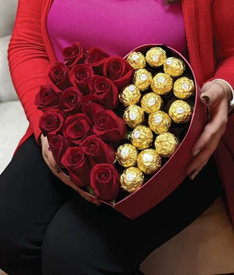 Arreglo en forma de corazón con rosas rojas y ferreros