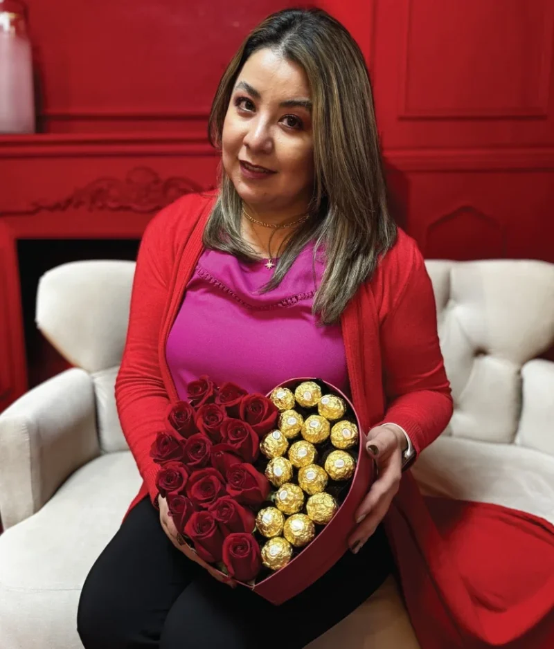 Mujer arreglo en forma de corazón con rosas rojas y ferreros