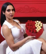 Mujer arreglo en forma de corazón con rosas rojas y ferreros