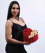 Mujer arreglo en forma de corazón con rosas rojas y ferreros