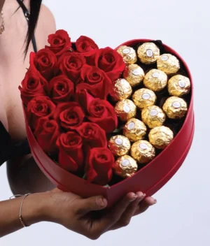 Arreglo en forma de corazón con rosas rojas y ferreros