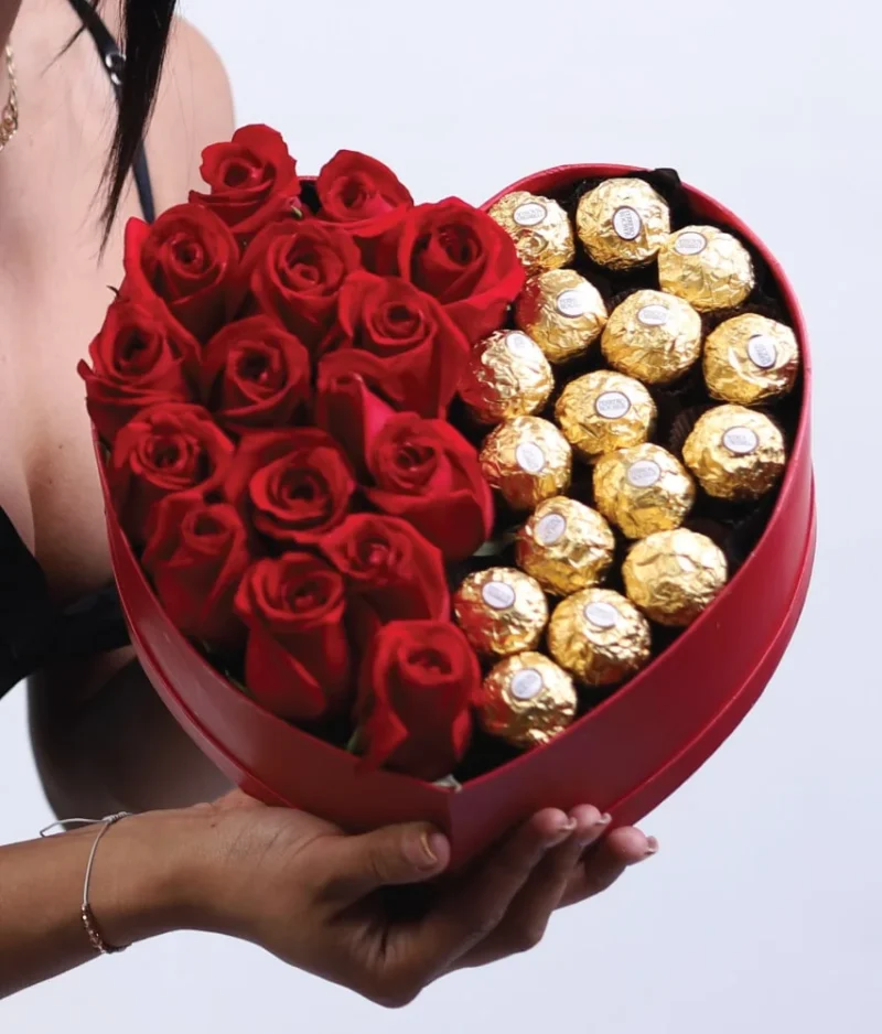 Arreglo en forma de corazón con rosas rojas y ferreros