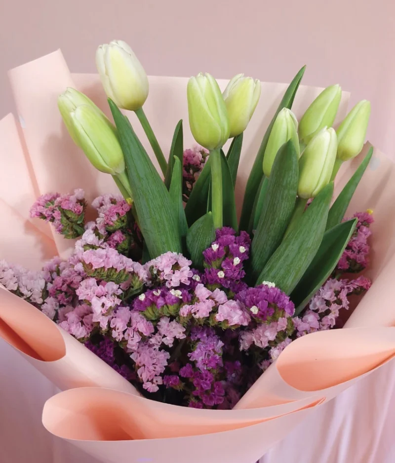 ramo de tulipanes con flores moradas con decorado rosa de Florerias en CDMX, flores a domicilio en CDMX
