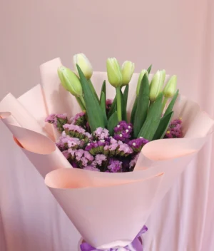ramo de tulipanes con flores moradas con decorado rosa de Florerias en CDMX, flores a domicilio en CDMX