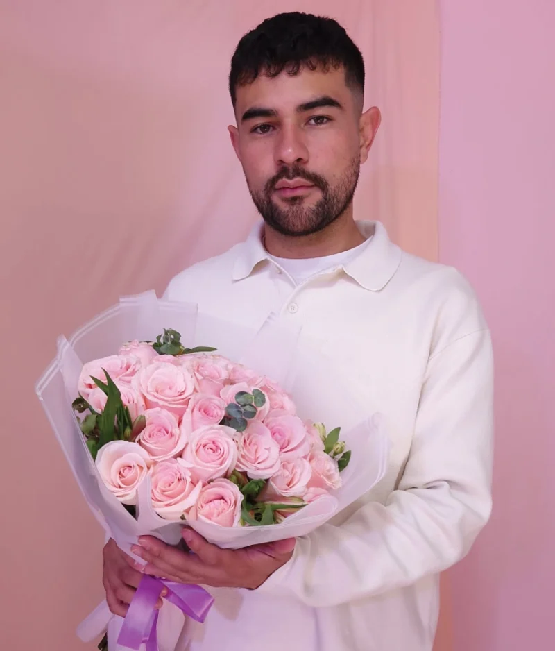 ramo de rosas rosas con decorado blanco de Florerias en CDMX, flores a domicilio en CDMX