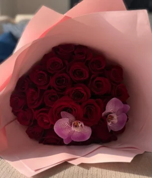 ramo de rosas rojas tipo buchon con decorado rosa de Florerias en CDMX, flores a domicilio en CDMX