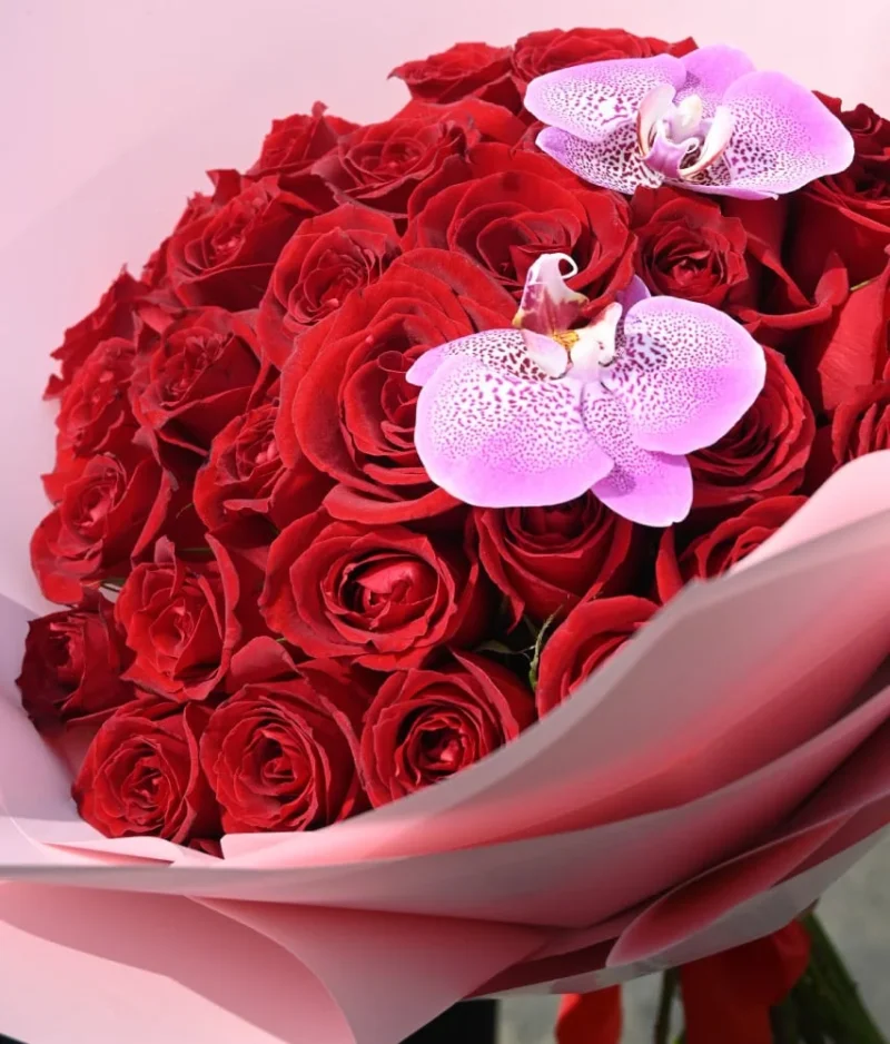 ramo de rosas rojas decorado rosa de Florerias en CDMX, flores a domicilio en CDMX